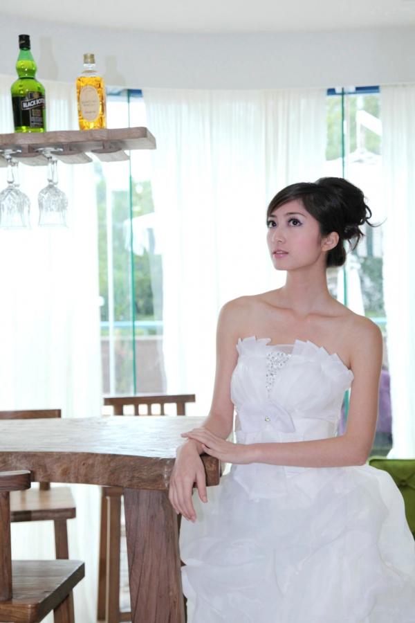 송미진 宋米秦  台湾正妹Emily纯白婚纱写真集：气质模特优雅室内唯美私房照第30张图片