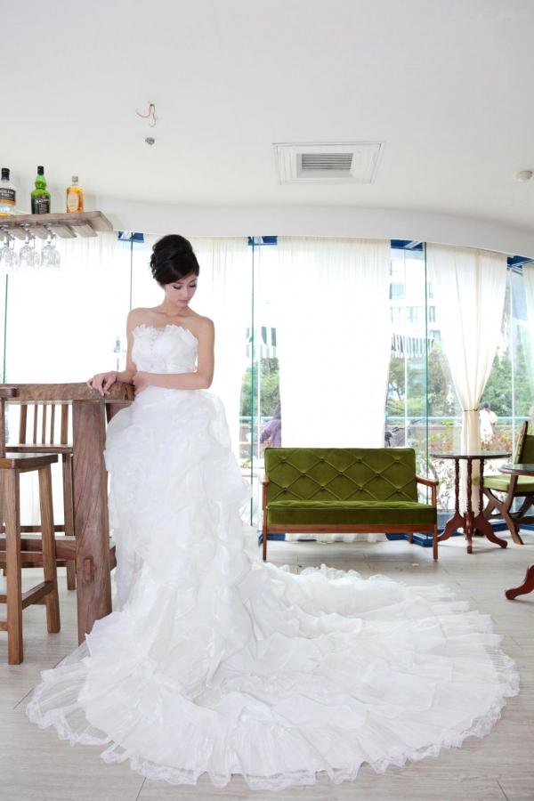 송미진 宋米秦  台湾正妹Emily纯白婚纱写真集：气质模特优雅室内唯美私房照第31张图片