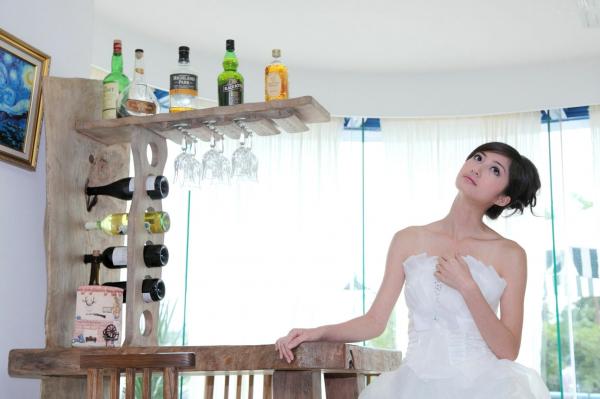 송미진 宋米秦  台湾正妹Emily纯白婚纱写真集：气质模特优雅室内唯美私房照第32张图片