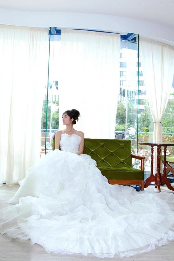 송미진 宋米秦  台湾正妹Emily纯白婚纱写真集：气质模特优雅室内唯美私房照第33张图片