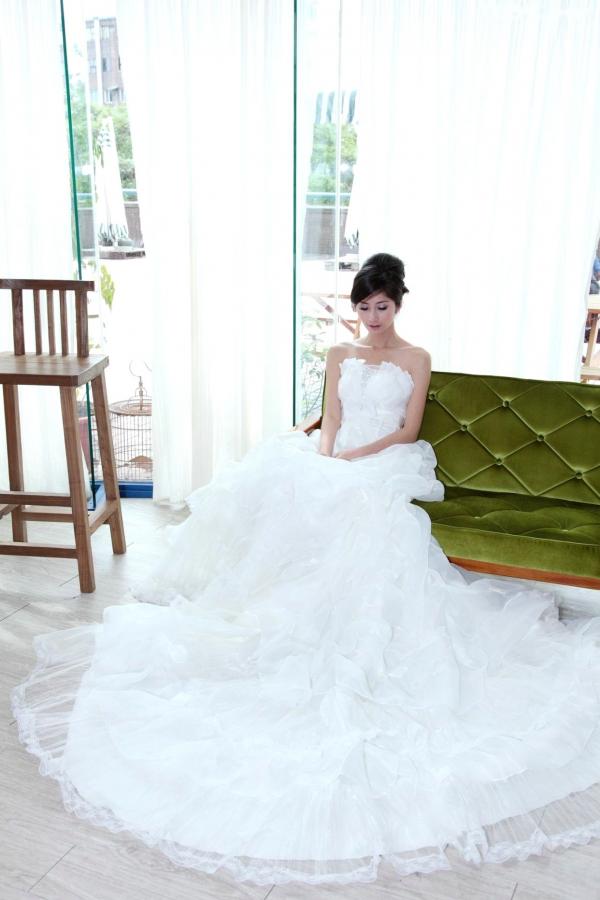 송미진 宋米秦  台湾正妹Emily纯白婚纱写真集：气质模特优雅室内唯美私房照第35张图片