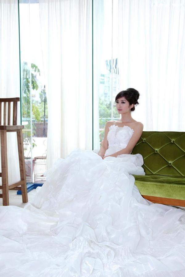 송미진 宋米秦  台湾正妹Emily纯白婚纱写真集：气质模特优雅室内唯美私房照第37张图片