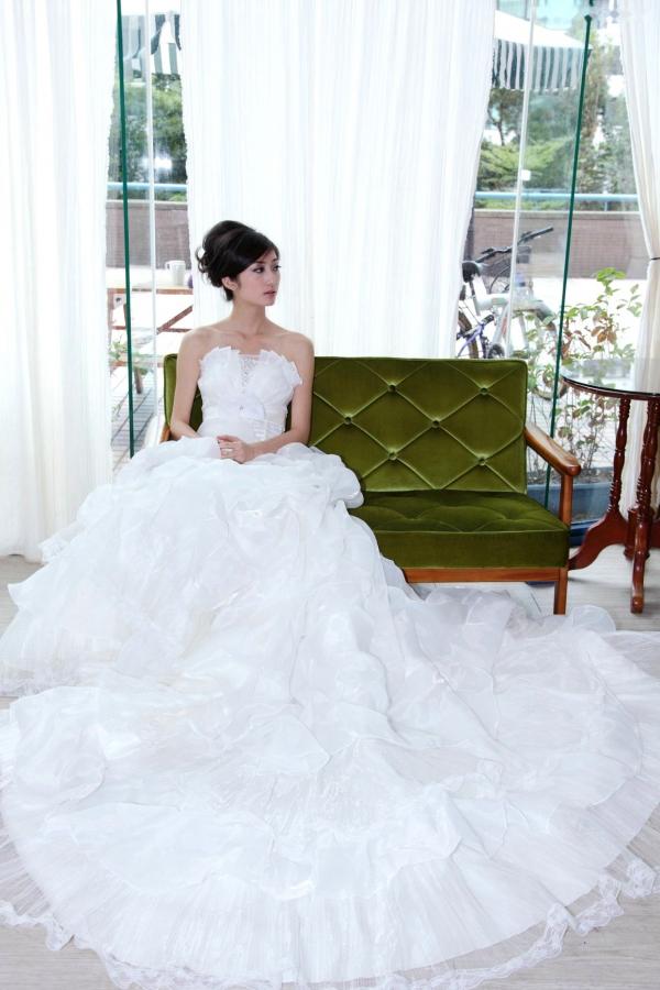 송미진 宋米秦  台湾正妹Emily纯白婚纱写真集：气质模特优雅室内唯美私房照第39张图片