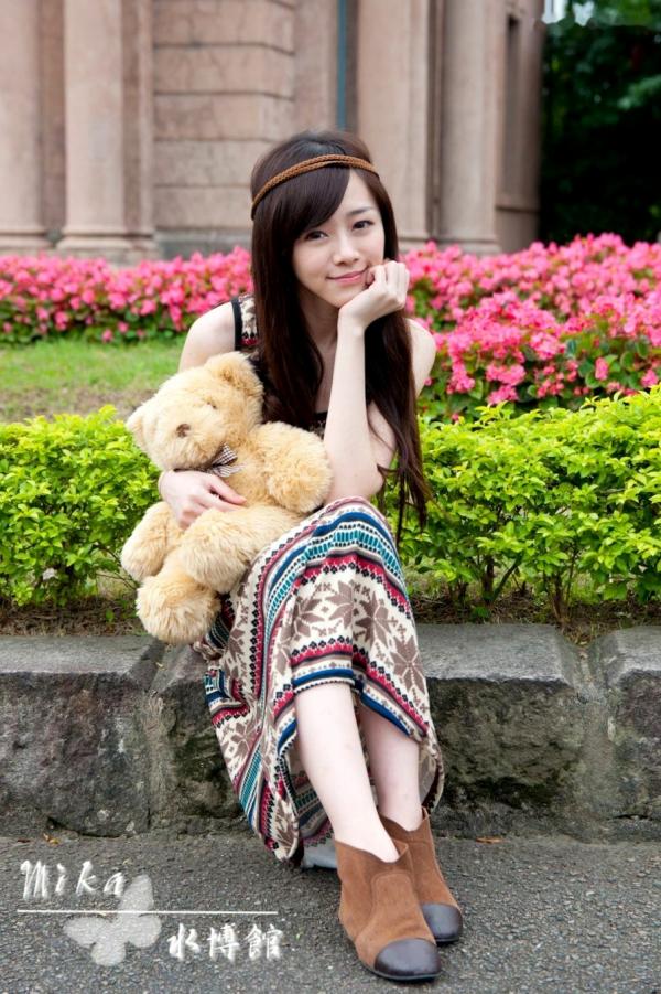 萧美卡 萧美卡  台湾清纯女神Mika户外街拍精选写真，清新甜美穿搭尽显邻家少女气质与动人魅力第5张图片
