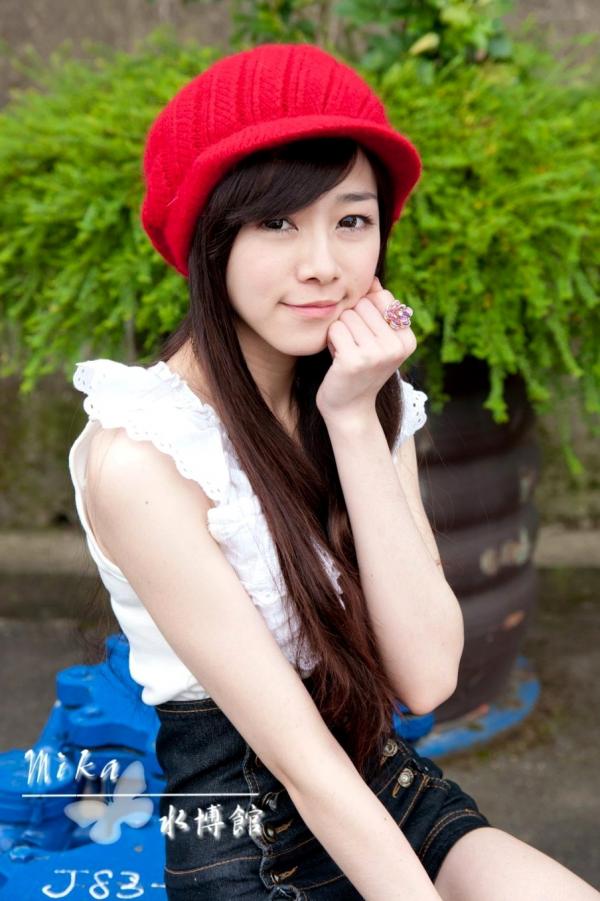 萧美卡 萧美卡  台湾清纯女神Mika户外街拍精选写真，清新甜美穿搭尽显邻家少女气质与动人魅力第7张图片