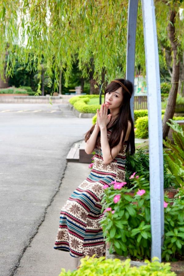 萧美卡 萧美卡  台湾清纯女神Mika户外街拍精选写真，清新甜美穿搭尽显邻家少女气质与动人魅力第29张图片
