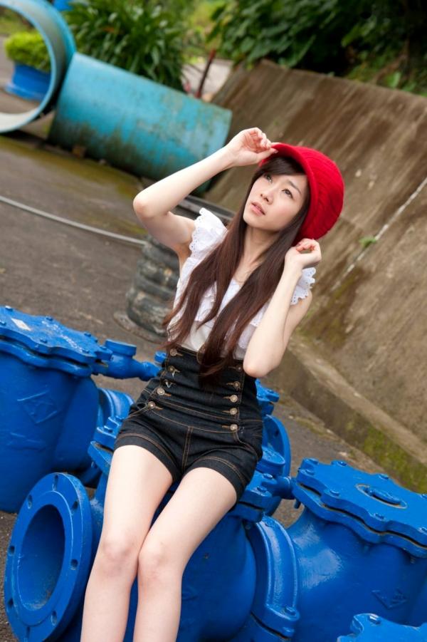 萧美卡 萧美卡  台湾清纯女神Mika户外街拍精选写真，清新甜美穿搭尽显邻家少女气质与动人魅力第38张图片