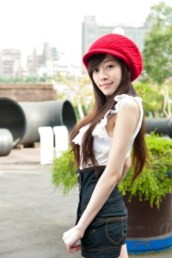 萧美卡 萧美卡  台湾清纯女神Mika户外街拍精选写真，清新甜美穿搭尽显邻家少女气质与动人魅力第51张图片