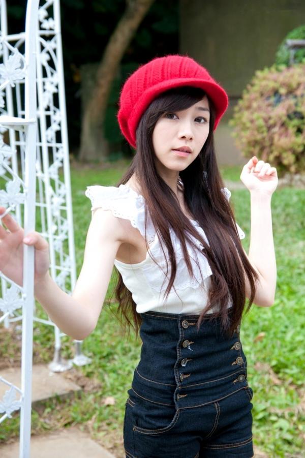萧美卡 萧美卡  台湾清纯女神Mika户外街拍精选写真，清新甜美穿搭尽显邻家少女气质与动人魅力第55张图片