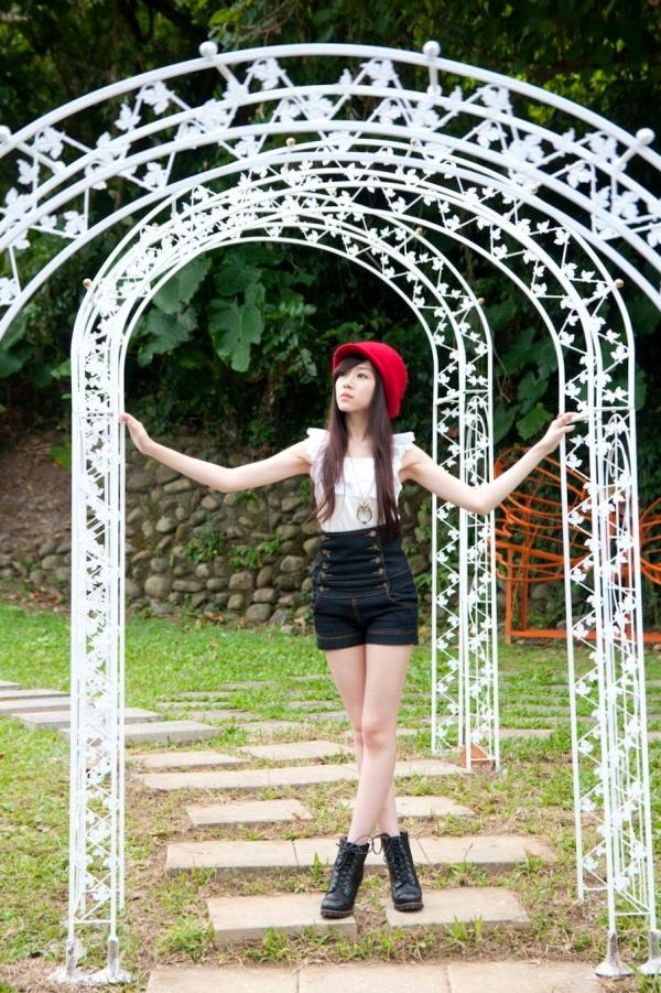 萧美卡 萧美卡  台湾清纯女神Mika户外街拍精选写真，清新甜美穿搭尽显邻家少女气质与动人魅力第56张图片