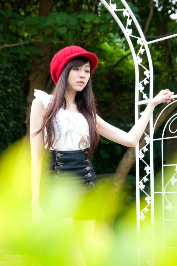 萧美卡 萧美卡  台湾清纯女神Mika户外街拍精选写真，清新甜美穿搭尽显邻家少女气质与动人魅力第58张图片