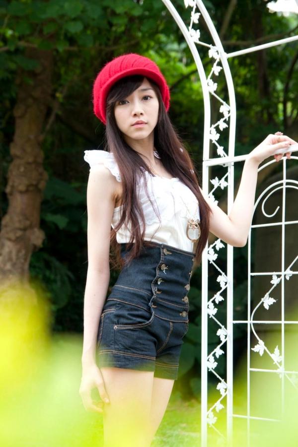 萧美卡 萧美卡  台湾清纯女神Mika户外街拍精选写真，清新甜美穿搭尽显邻家少女气质与动人魅力第59张图片