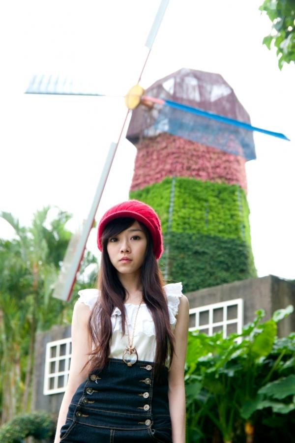 萧美卡 萧美卡  台湾清纯女神Mika户外街拍精选写真，清新甜美穿搭尽显邻家少女气质与动人魅力第60张图片