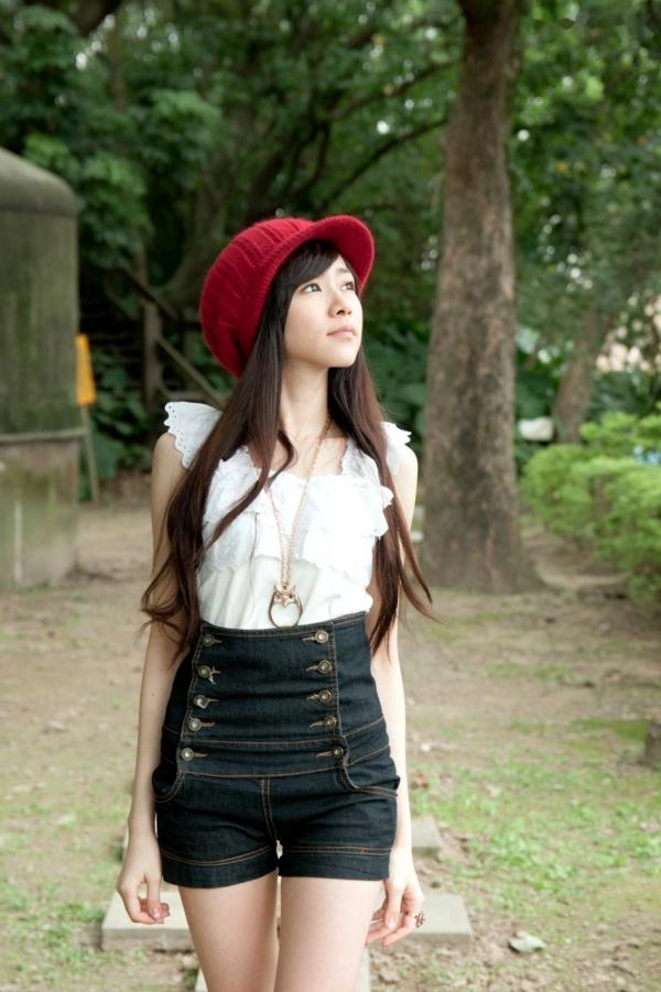 萧美卡 萧美卡  台湾清纯女神Mika户外街拍精选写真，清新甜美穿搭尽显邻家少女气质与动人魅力第65张图片