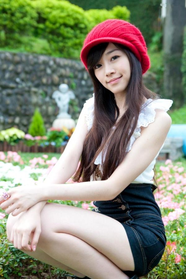 萧美卡 萧美卡  台湾清纯女神Mika户外街拍精选写真，清新甜美穿搭尽显邻家少女气质与动人魅力第69张图片