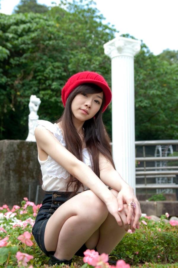 萧美卡 萧美卡  台湾清纯女神Mika户外街拍精选写真，清新甜美穿搭尽显邻家少女气质与动人魅力第71张图片