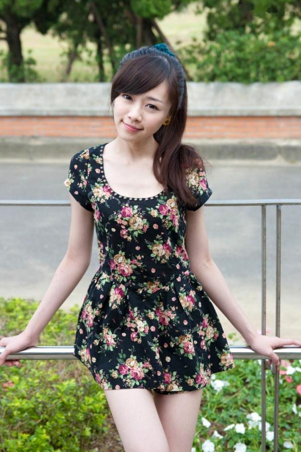 萧美卡 萧美卡  台湾清纯女神Mika户外街拍精选写真，清新甜美穿搭尽显邻家少女气质与动人魅力第75张图片
