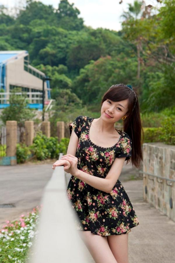 萧美卡 萧美卡  台湾清纯女神Mika户外街拍精选写真，清新甜美穿搭尽显邻家少女气质与动人魅力第77张图片