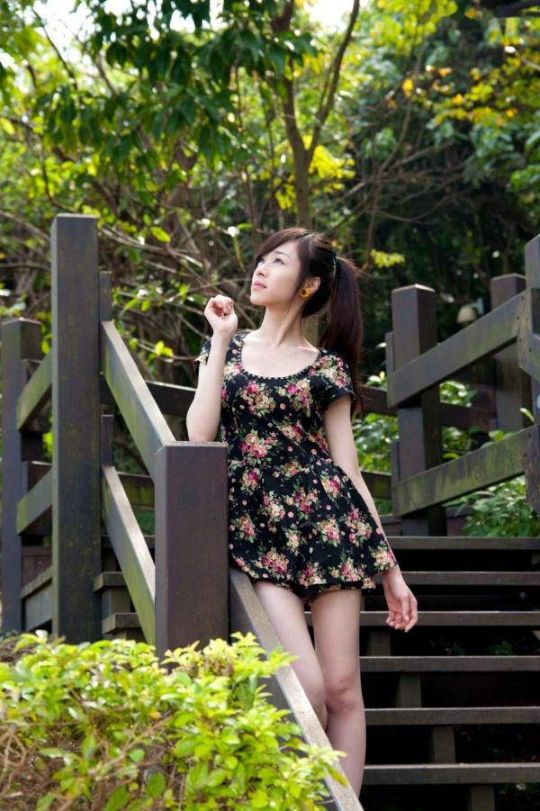 萧美卡 萧美卡  台湾清纯女神Mika户外街拍精选写真，清新甜美穿搭尽显邻家少女气质与动人魅力第90张图片
