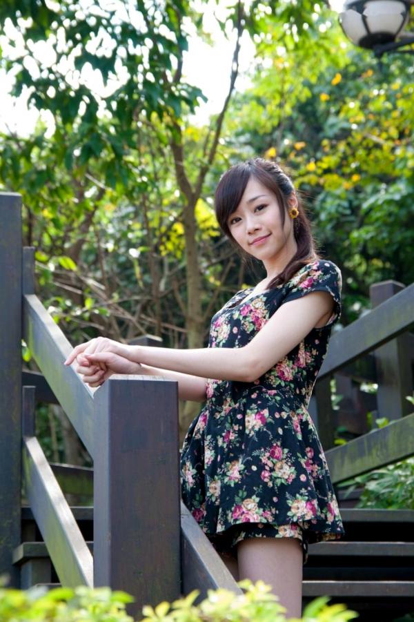 萧美卡 萧美卡  台湾清纯女神Mika户外街拍精选写真，清新甜美穿搭尽显邻家少女气质与动人魅力第93张图片