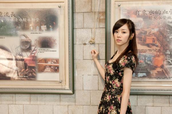萧美卡 萧美卡  台湾清纯女神Mika户外街拍精选写真，清新甜美穿搭尽显邻家少女气质与动人魅力第98张图片