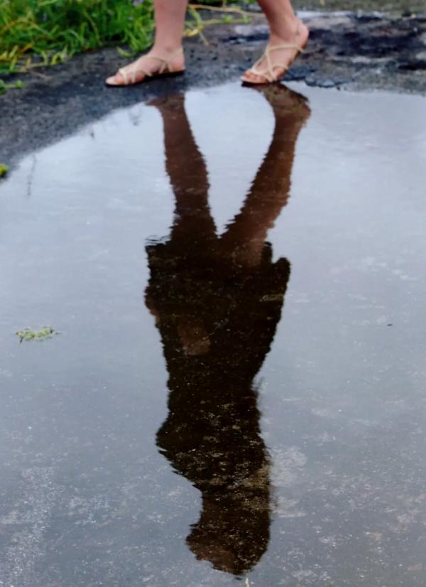 紗綾 入江纱绫  紗綾写真集：唯美浴室湿身诱惑，光影交织下的私房艺术大片第2张图片