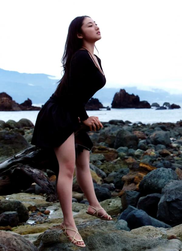 紗綾 入江纱绫  紗綾写真集：唯美浴室湿身诱惑，光影交织下的私房艺术大片第3张图片