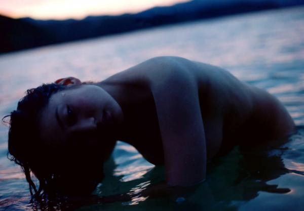 紗綾 入江纱绫  紗綾写真集：唯美浴室湿身诱惑，光影交织下的私房艺术大片第91张图片