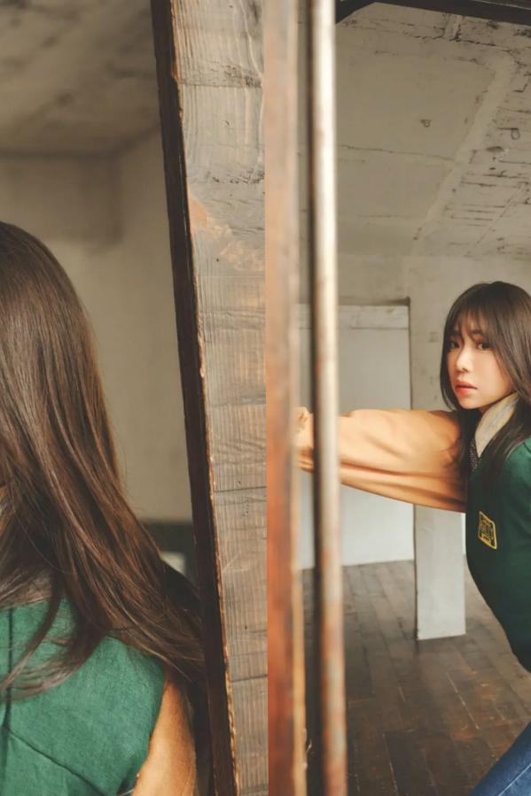 鈴木ふみ奈 铃木富美奈  鈴木ふみ奈 - 私を捕まえて 黄色深V泳衣与红色内衣性感私房写真第4张图片