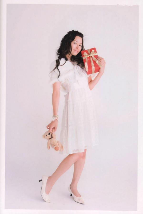 田中理恵 田中理惠  田中理惠《彩リエ Irodo Ri E》清纯甜美风写真集，怀抱玩偶温柔治愈，展现精致少女气质第11张图片