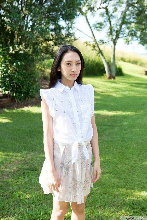 辻本杏 辻本杏  Graphis_辻本杏《Saturation》精选写真：格子衬衫诱惑浴室私房与清新户外，展现性感骨感魅力第1张图片