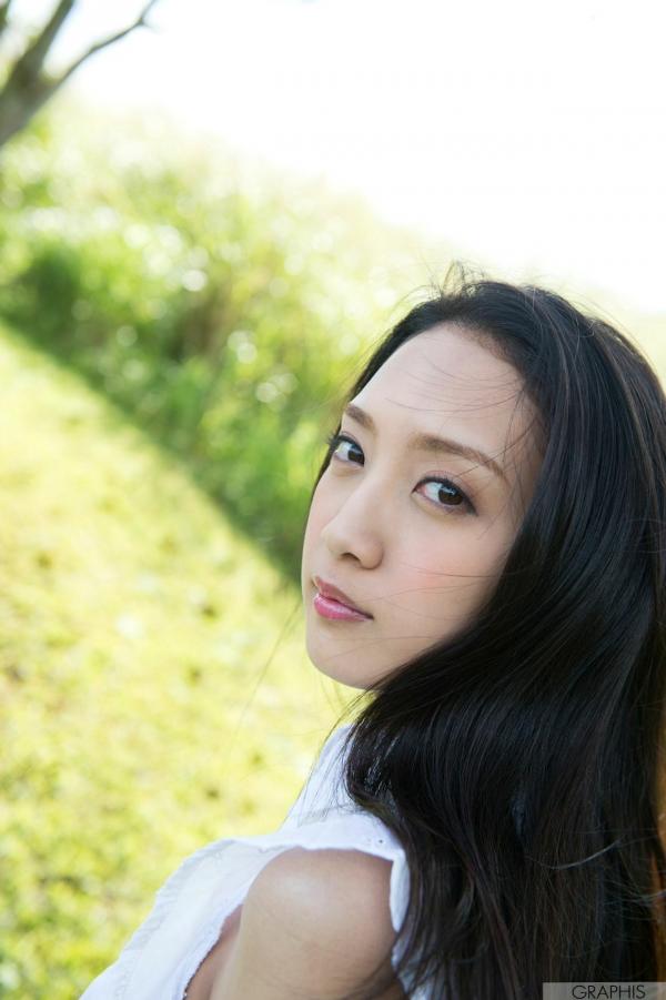 辻本杏 辻本杏  Graphis_辻本杏《Saturation》精选写真：格子衬衫诱惑浴室私房与清新户外，展现性感骨感魅力第6张图片