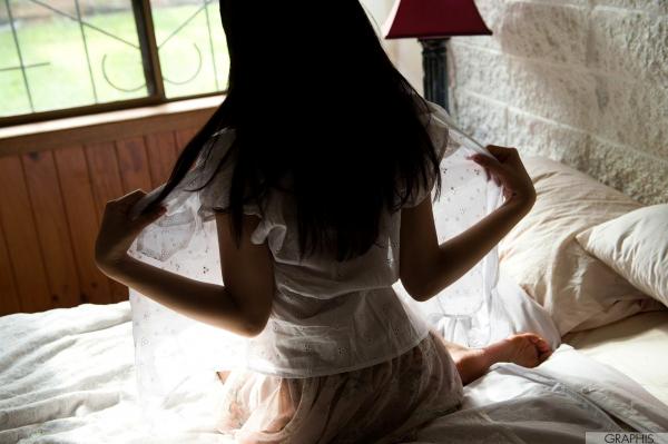 辻本杏 辻本杏  Graphis_辻本杏《Saturation》精选写真：格子衬衫诱惑浴室私房与清新户外，展现性感骨感魅力第13张图片