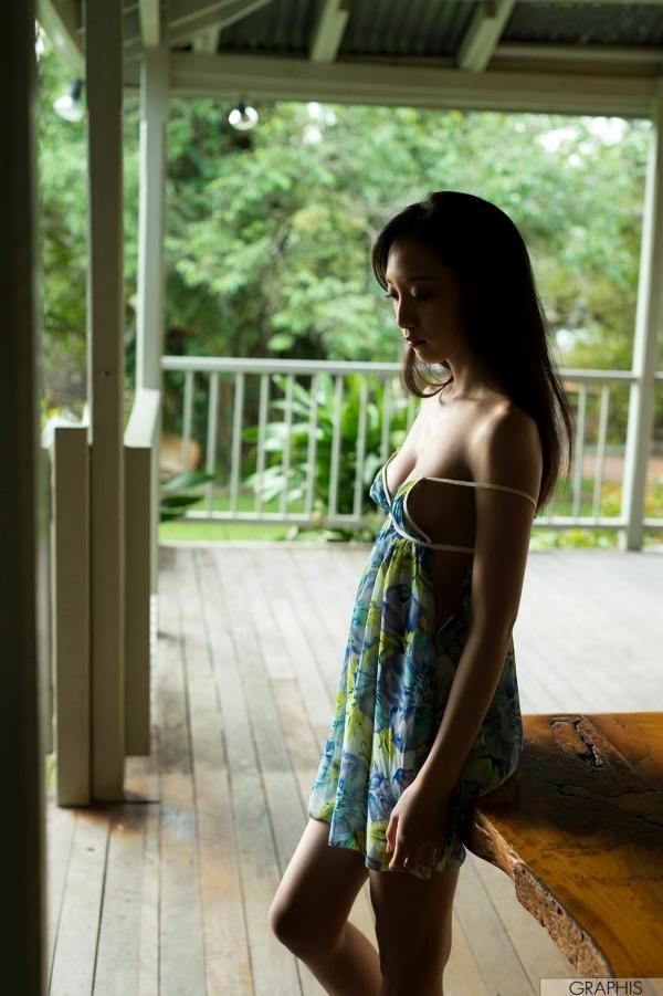 辻本杏 辻本杏  Graphis_辻本杏《Saturation》精选写真：格子衬衫诱惑浴室私房与清新户外，展现性感骨感魅力第14张图片