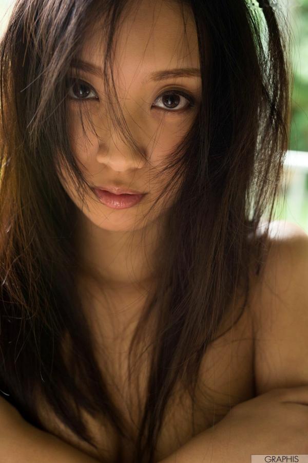 辻本杏 辻本杏  Graphis_辻本杏《Saturation》精选写真：格子衬衫诱惑浴室私房与清新户外，展现性感骨感魅力第18张图片