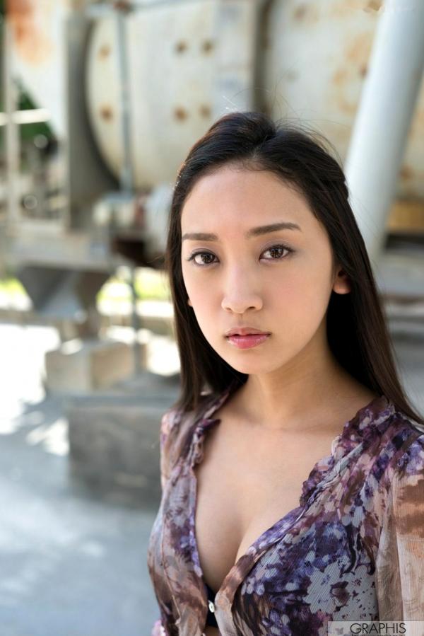 辻本杏 辻本杏  Graphis_辻本杏《Beautiful Eyes》写真，清新碎花吊带与户外游艇比基尼，演绎性感与治愈并存的绝美魅力第2张图片
