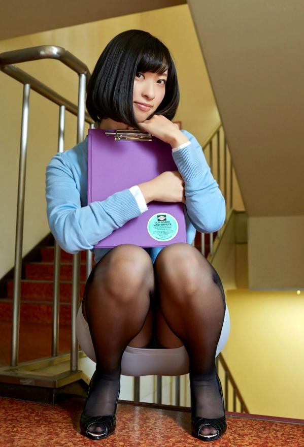 倉持由香 仓持由香  仓持由香写真：校园课室制服诱惑，黑丝长腿尽显成熟风情《我思う､故に尻あり》第6张图片