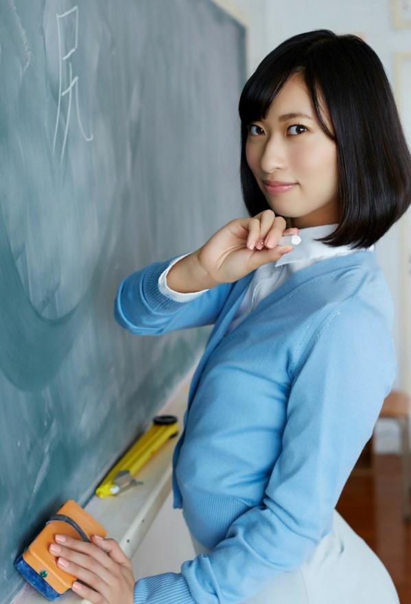 倉持由香 仓持由香  仓持由香写真：校园课室制服诱惑，黑丝长腿尽显成熟风情《我思う､故に尻あり》第24张图片