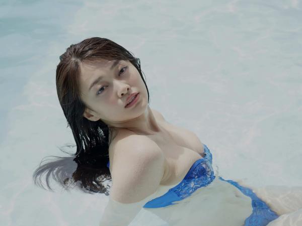 山地まり 山地麻里  山地まり - 山盛りFine：海边与泳池湿身写真，展现极致清纯童颜与傲人身材曲线第39张图片