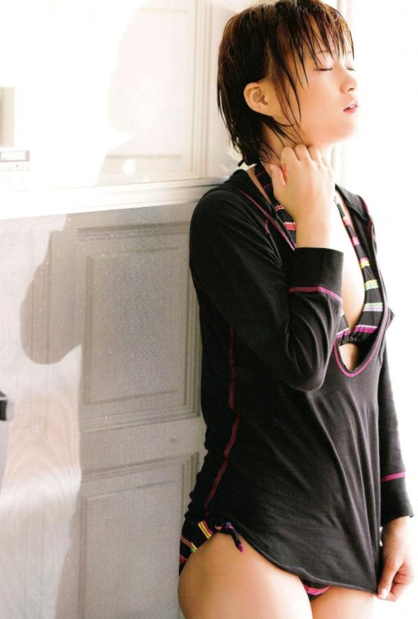 亀井絵里 龟井绘里  PB写真集_龟井絵里 《ERI》 清新比基尼与时尚街拍，呈现少女灵动感与治愈气息第3张图片