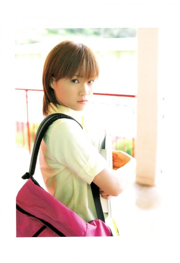 亀井絵里 龟井绘里  PB写真集_龟井絵里 《ERI》 清新比基尼与时尚街拍，呈现少女灵动感与治愈气息第29张图片