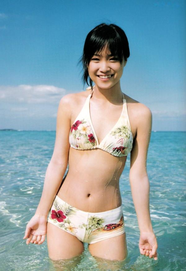 亀井絵里 龟井绘里  PB写真集_龟井絵里 《ERI》 清新比基尼与时尚街拍，呈现少女灵动感与治愈气息第49张图片