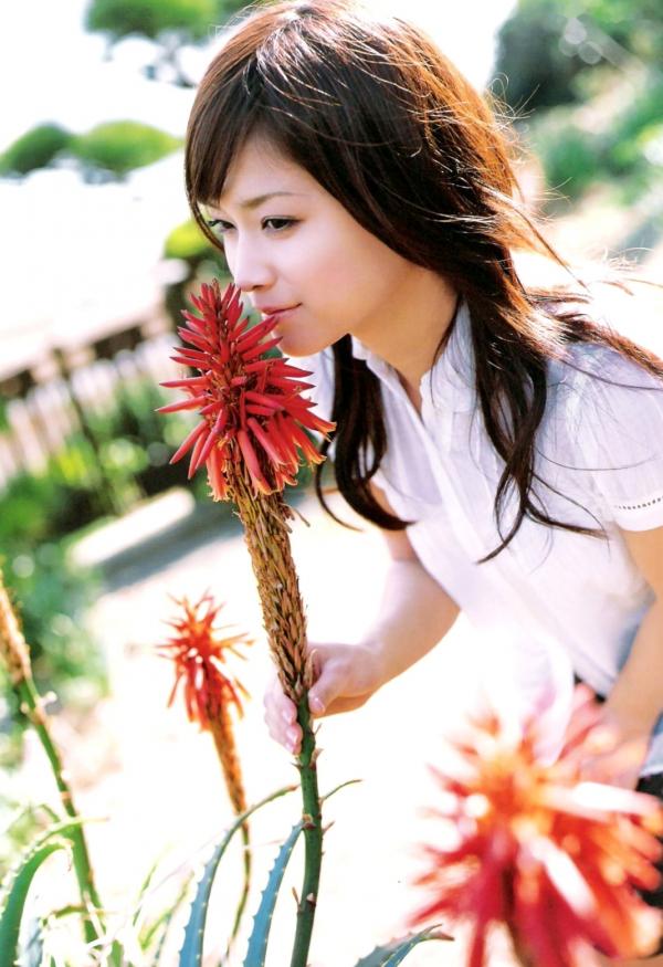 亀井絵里 龟井绘里  PB写真集_龟井絵里 《ERI》 清新比基尼与时尚街拍，呈现少女灵动感与治愈气息第51张图片