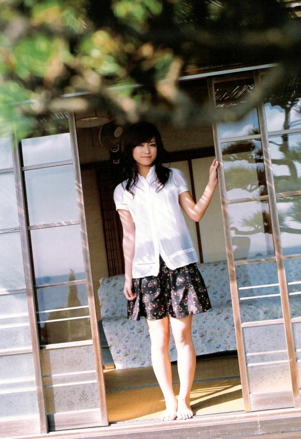 亀井絵里 龟井绘里  PB写真集_龟井絵里 《ERI》 清新比基尼与时尚街拍，呈现少女灵动感与治愈气息第53张图片
