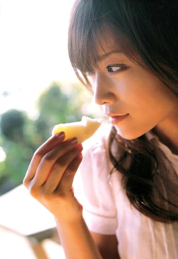 亀井絵里 龟井绘里  PB写真集_龟井絵里 《ERI》 清新比基尼与时尚街拍，呈现少女灵动感与治愈气息第56张图片