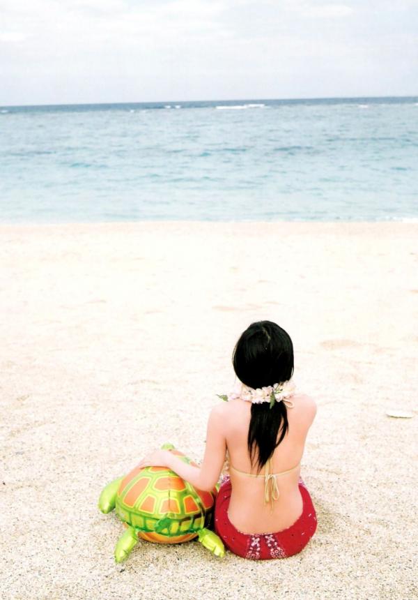 亀井絵里 龟井绘里  PB写真集_龟井絵里 《ERI》 清新比基尼与时尚街拍，呈现少女灵动感与治愈气息第60张图片