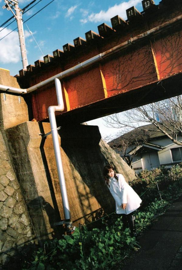 亀井絵里 龟井绘里  PB写真集_龟井絵里 《ERI》 清新比基尼与时尚街拍，呈现少女灵动感与治愈气息第63张图片