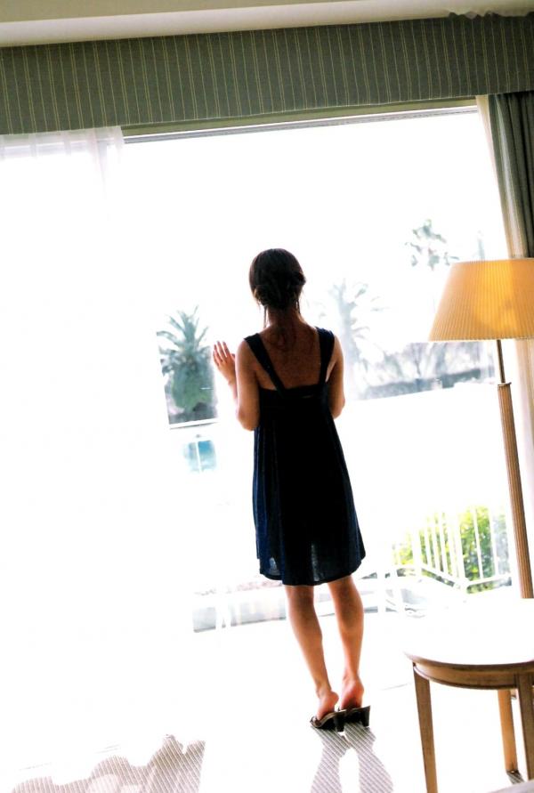 亀井絵里 龟井绘里  PB写真集_龟井絵里 《ERI》 清新比基尼与时尚街拍，呈现少女灵动感与治愈气息第65张图片