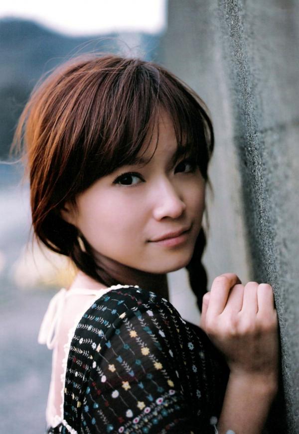 亀井絵里 龟井绘里  PB写真集_龟井絵里 《ERI》 清新比基尼与时尚街拍，呈现少女灵动感与治愈气息第86张图片