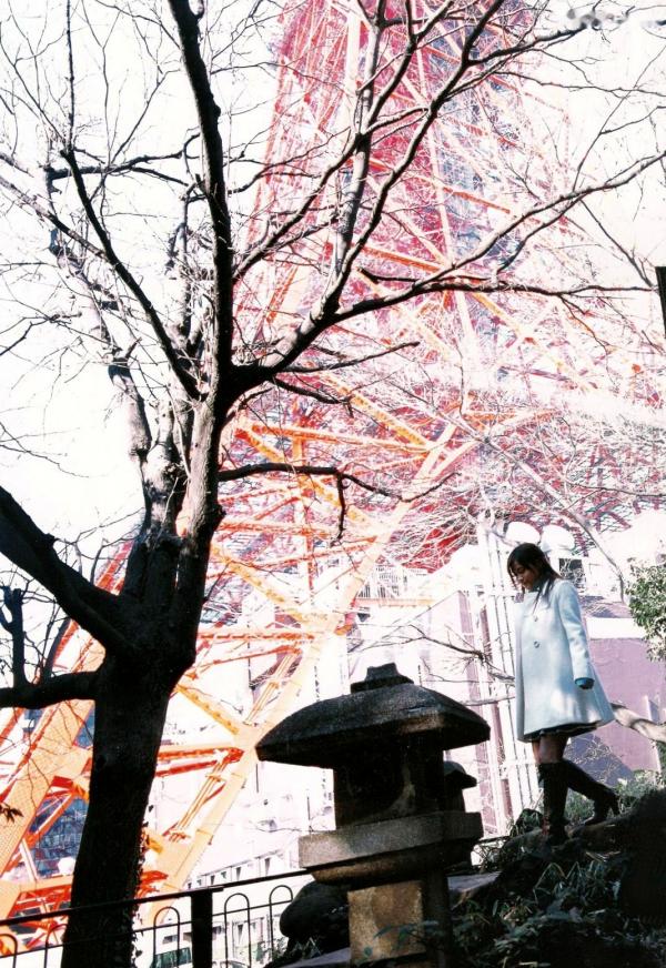 亀井絵里 龟井绘里  PB写真集_龟井絵里 《ERI》 清新比基尼与时尚街拍，呈现少女灵动感与治愈气息第90张图片